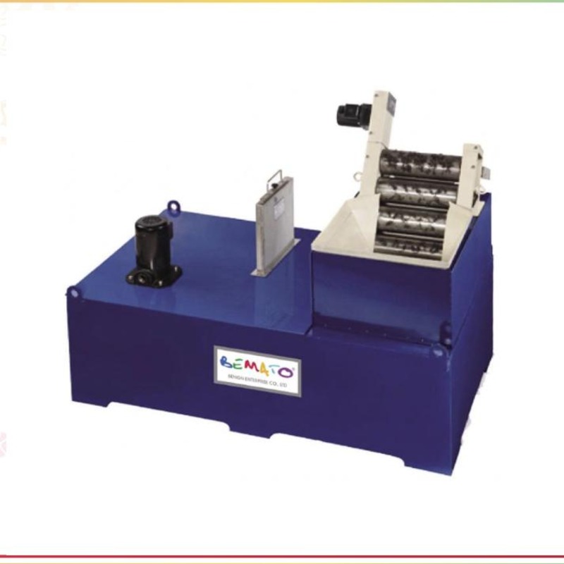 COOLANT TANK WITH MAGNETIC ROLLER CONVEYOR